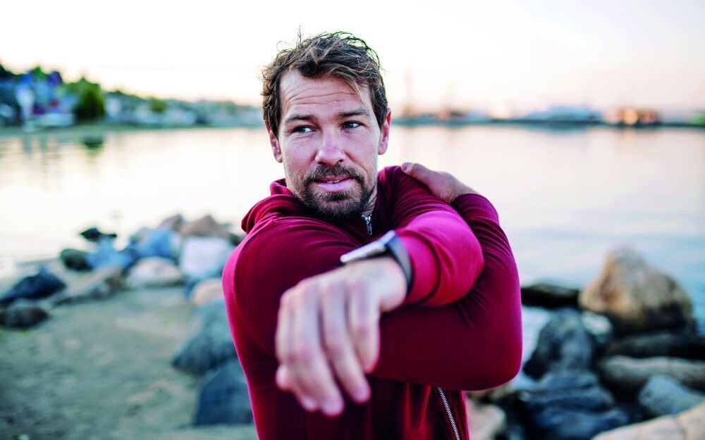 Fachbereich MED360° Nuklearmedizin - Mann dehnend am Fluss